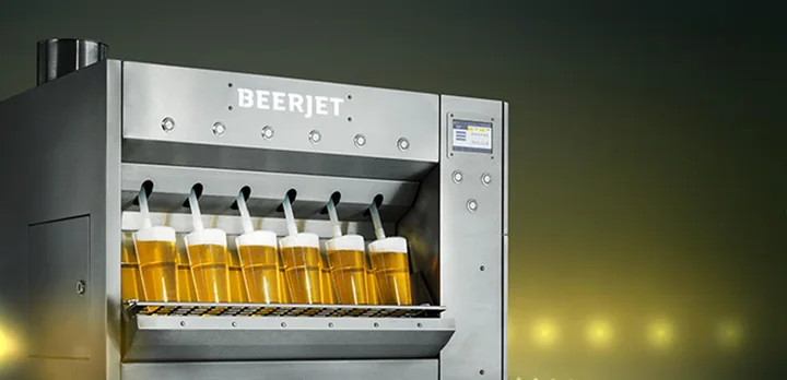 Um BEERJET 6 enchendo seis copos de cerveja ao mesmo tempo